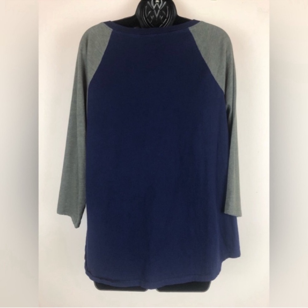 Torrid Women’s Size 0 Raglan top Navy blue with Gray Sleeves Excellent Condition - Picture 5 of 8